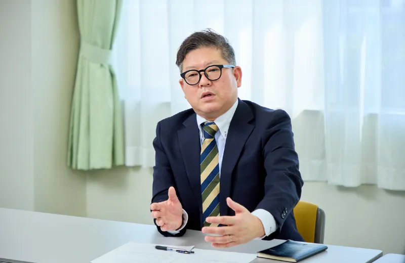インタビュー中の田場氏